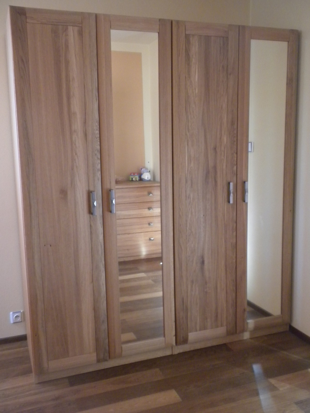Dřevěná šatní skříň s kazetovými dvířky