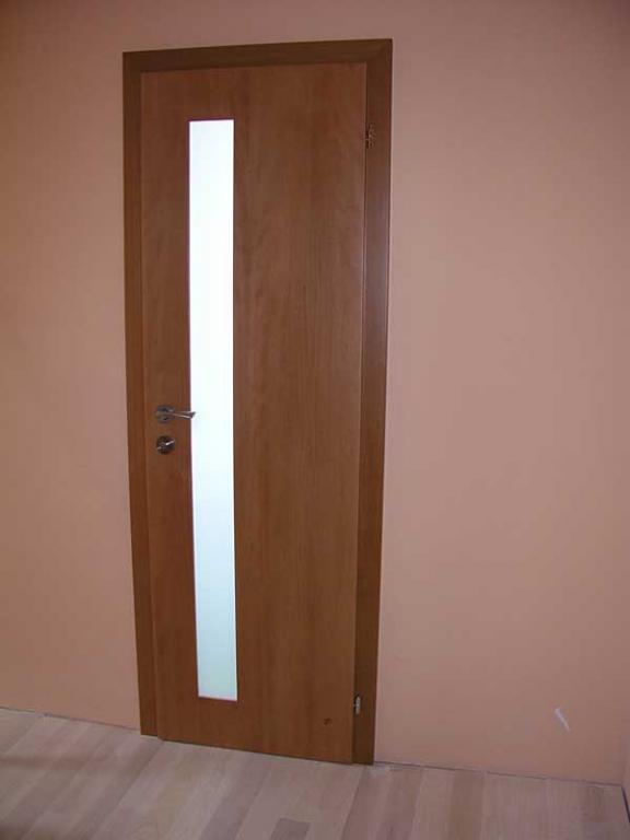 Dýhované dveře s úzkým svislým prosklením